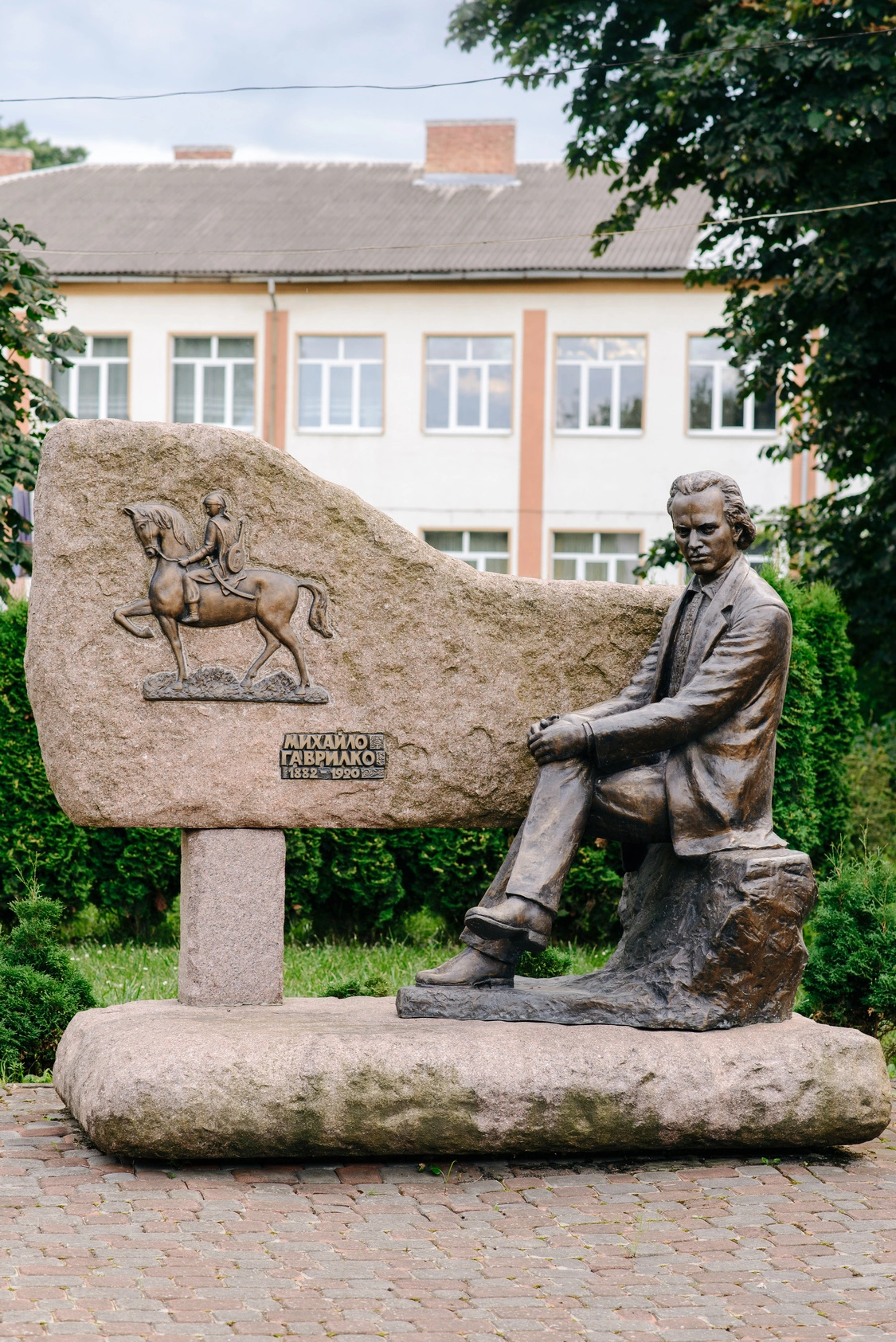 Пам’ятник скульптору Михайлові Гаврилку, митцю-воїну,  творцеві першої шевченкіани.
